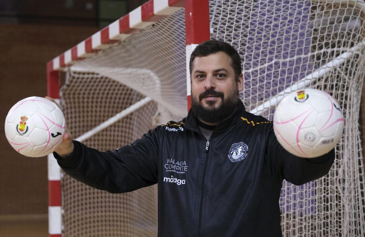 Suso Gallardo posa para La Opinión de Málaga en el Polideportivo Pérez Canca de Carranque antes de un entrenamiento con sus panteras. | FRANCIS SILVA