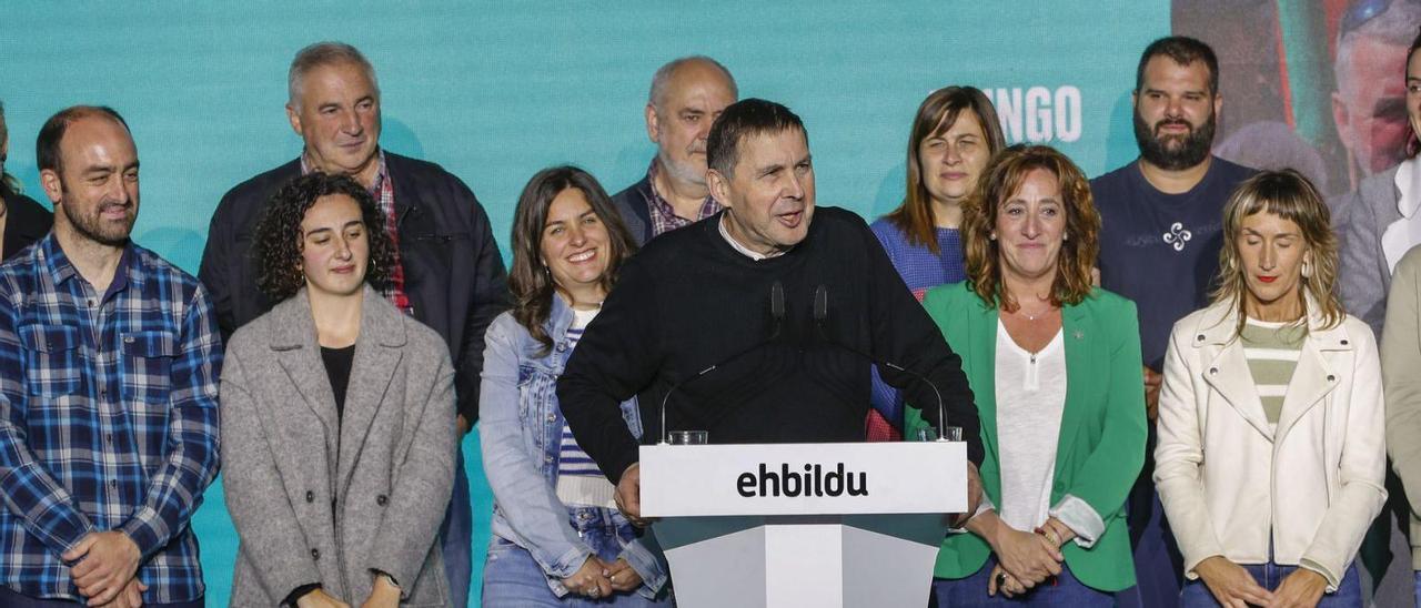 El coordinador de EH Bildu, Arnaldo Otegi, rodeado por sus candidatos a las alcaldías del valle de Ayala.