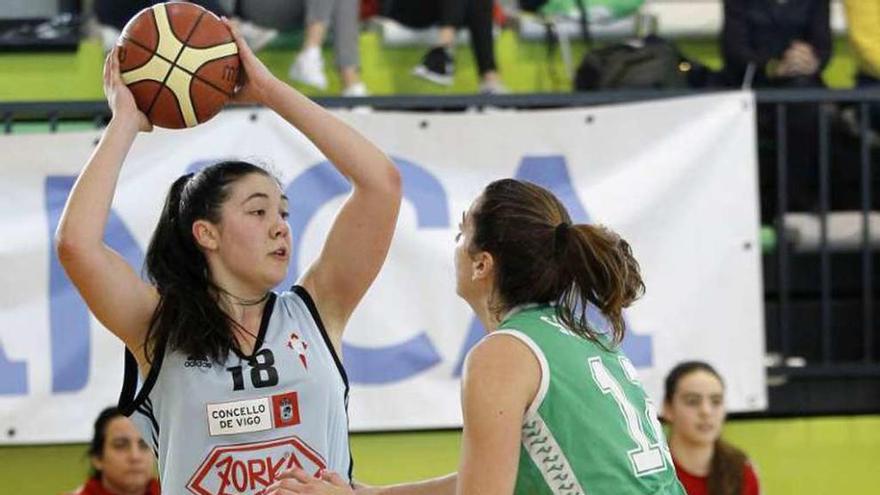 Ángela Coello, del Celta Zorka, con el balón. // José Lores