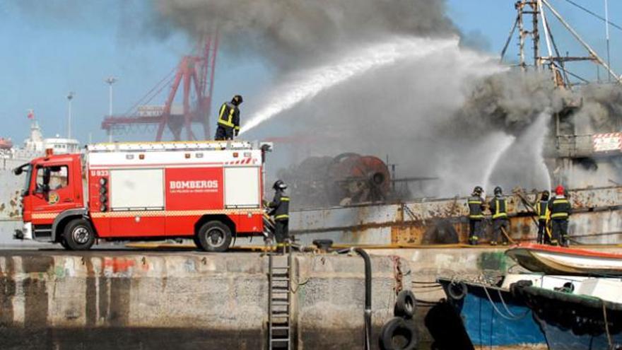 Los servicios de emergencia tratan de apagar el fuego declarado en el &#039;Petenero&#039; | santi blanco