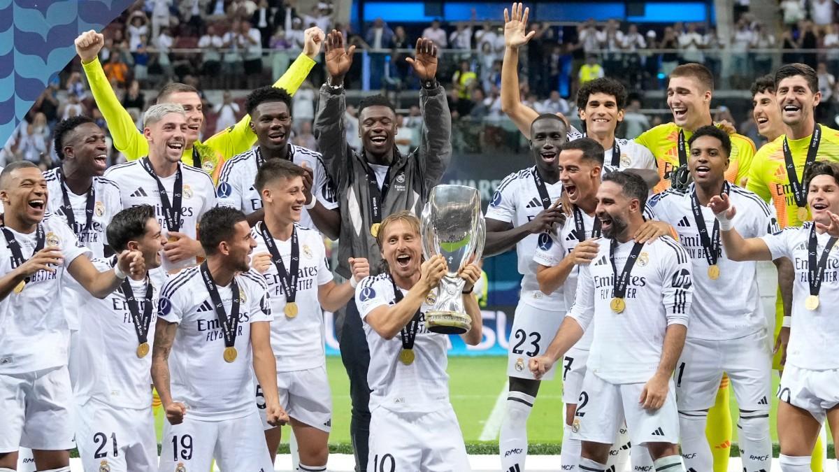 El Real Madrid celebra la Supercopa de Europa conseguida en 2024