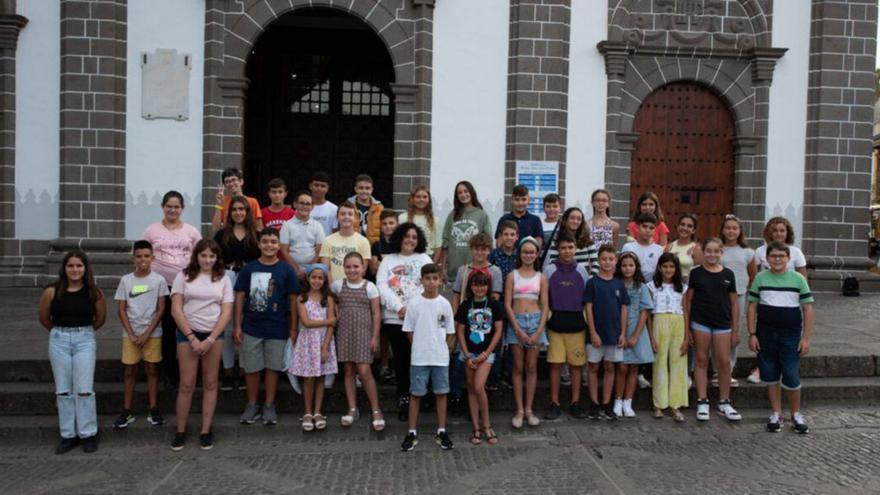 Algunos alumnos de las escuelas de verseadores.