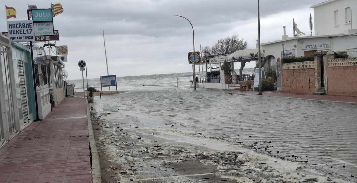 Acceso a la playa de les Marines, inundado por el temporal