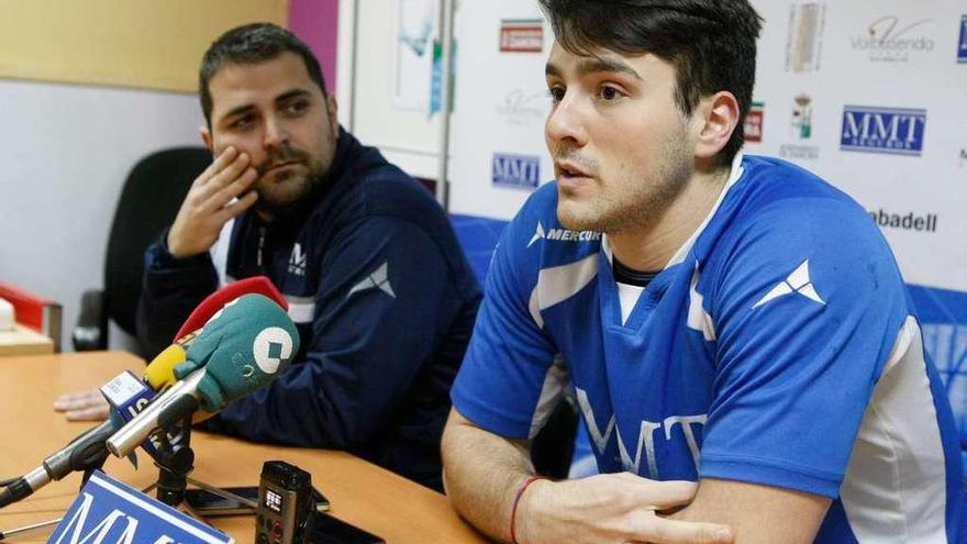 Mouriño habla con la prensa bajo la atenta mirada de su técnico García Valiente.