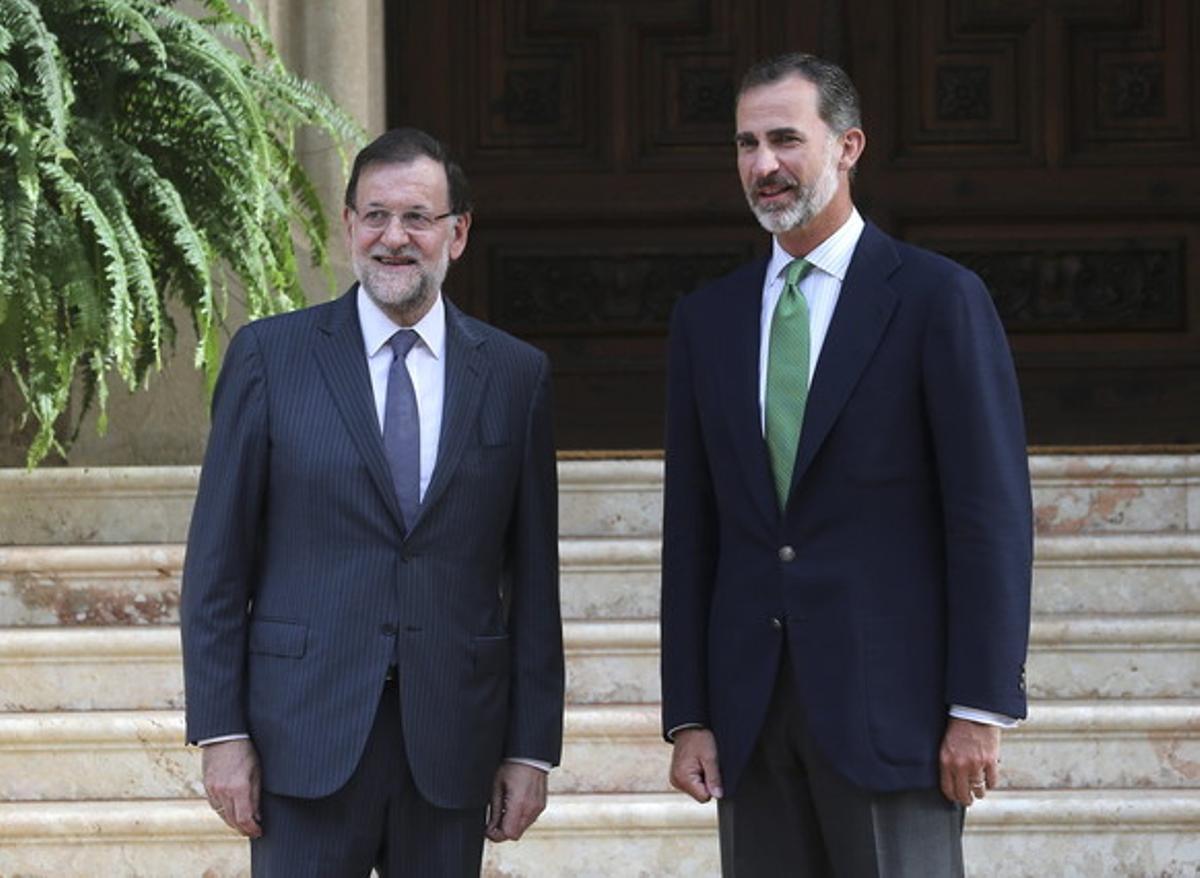 El rei Felip VI i el president del Govern, Mariano Rajoy, posen per als mitjans al Palau de Marivent, aquest divendres.