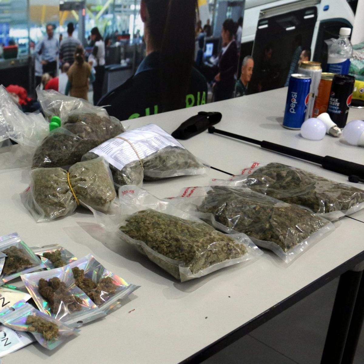 Cop policial a les botigues que es dediquen a la marihuana a Barcelona Cop policial a les botigues que es dediquen a la marihuana a Barcelona