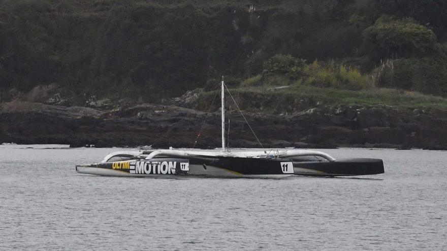 El trimarán ‘Ultim Emotion’, fondeado entre la playa de Oza y punta Fieteira.