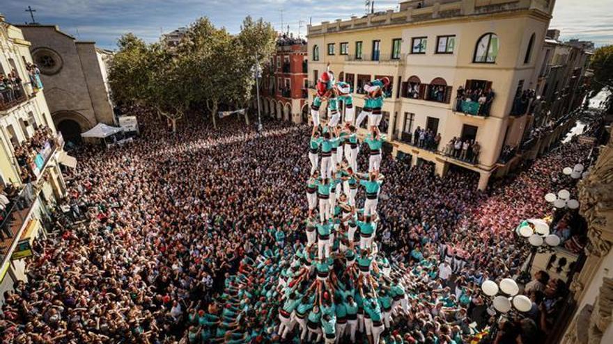Els Castellers de Vilafranca carreguen un inèdit 9 de 9 amb folre