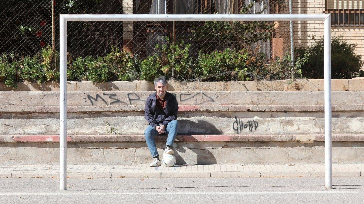 Enrique Ballester, en el campito donde juega con su hijo al salir del colegio.