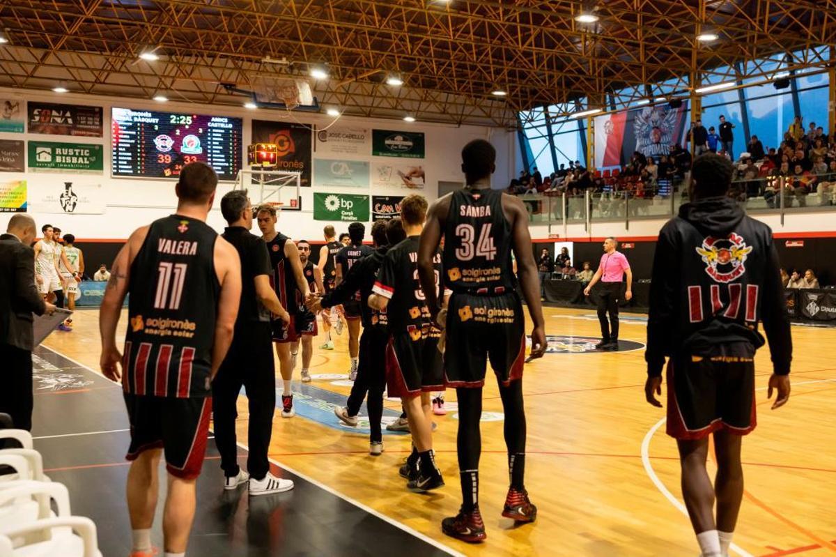 El Bisbal Bàsquet durant el duel davant el Castelló, al pavelló Vell.
