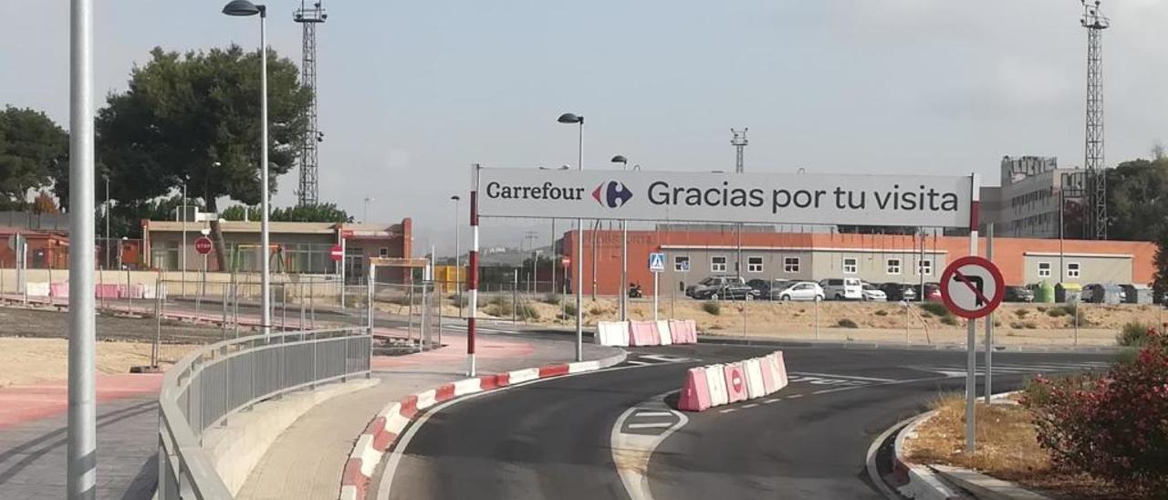 El vial que acaba de recibir el Ayuntamiento de Sant Joan de acceso al polideportivo desde Carrefour.