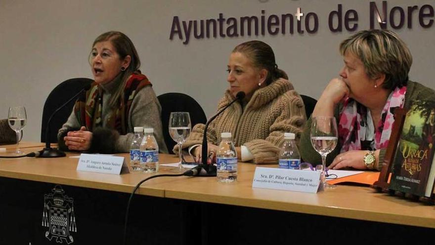 Por la izquierda, María Teresa Álvarez, Amparo Antuña y Pilar Cuesta, en la presentación.