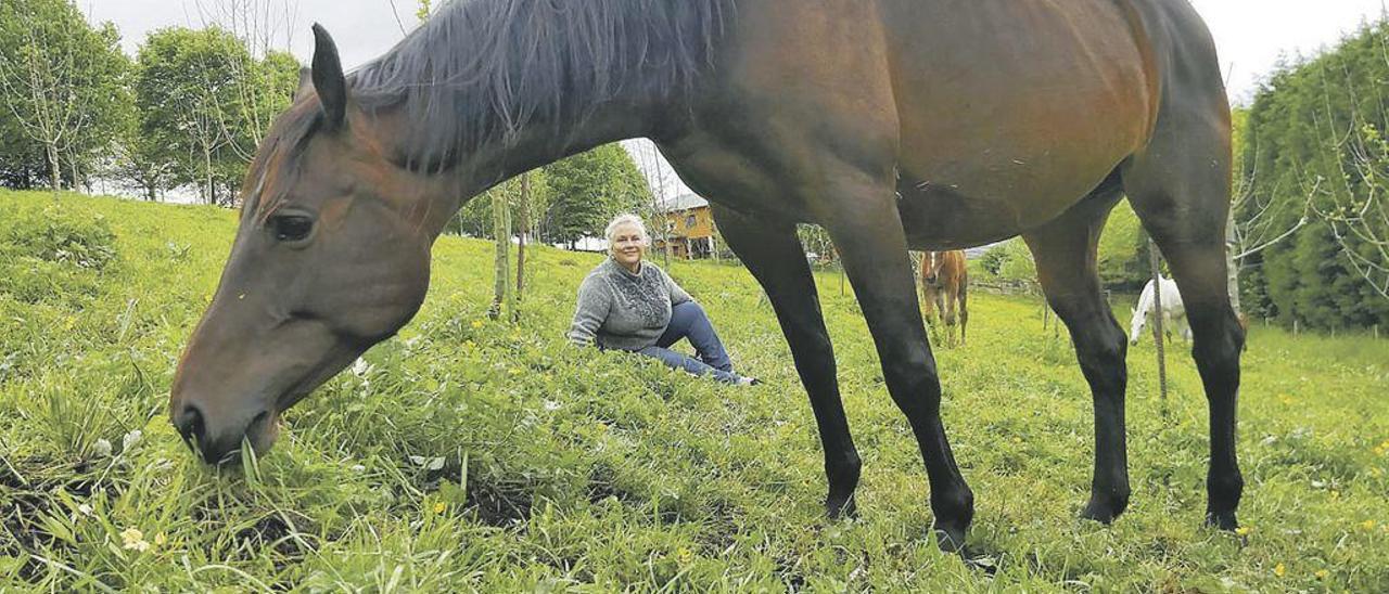 Inmaculada Adeba con uno de los caballos árabes que cría en Villayón.