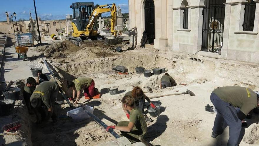 Dueños de nichos y capillas de la zona de la fosa de Porreres, dispuestos a dejar excavar