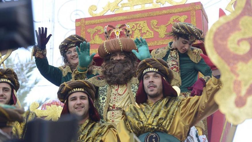 Magia, regalos y chocolate con churros: los Reyes Magos visitan el barrio de Pinilla