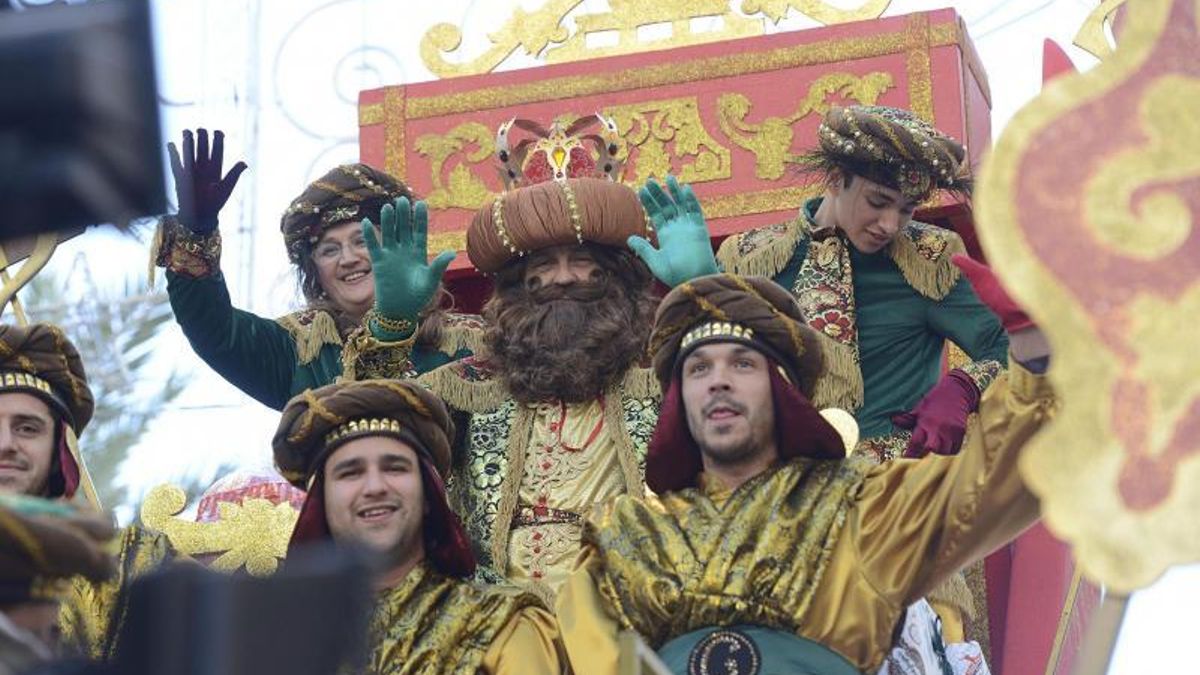 Magia, regalos y chocolate con churros: los Reyes Magos visitan el barrio de Pinilla