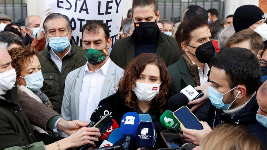 Ayuso no se queda en la protesta de organizaciones policiales de Madrid y no coincide con Casado