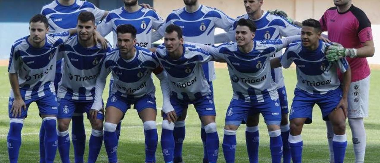 El once titular del Real Avilés posa antes del partido del domingo en el Suárez Puerta, con Guille Lara arriba a la derecha.