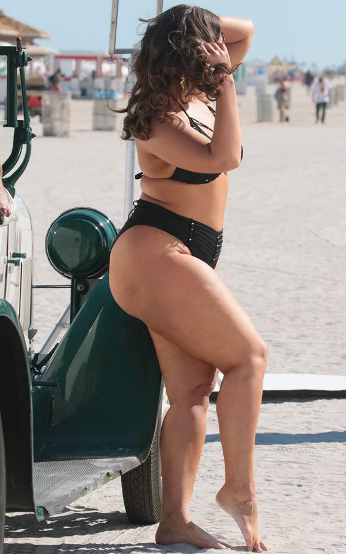 La modelo 'curvy' Ashley Graham posa muy sexy en bikini