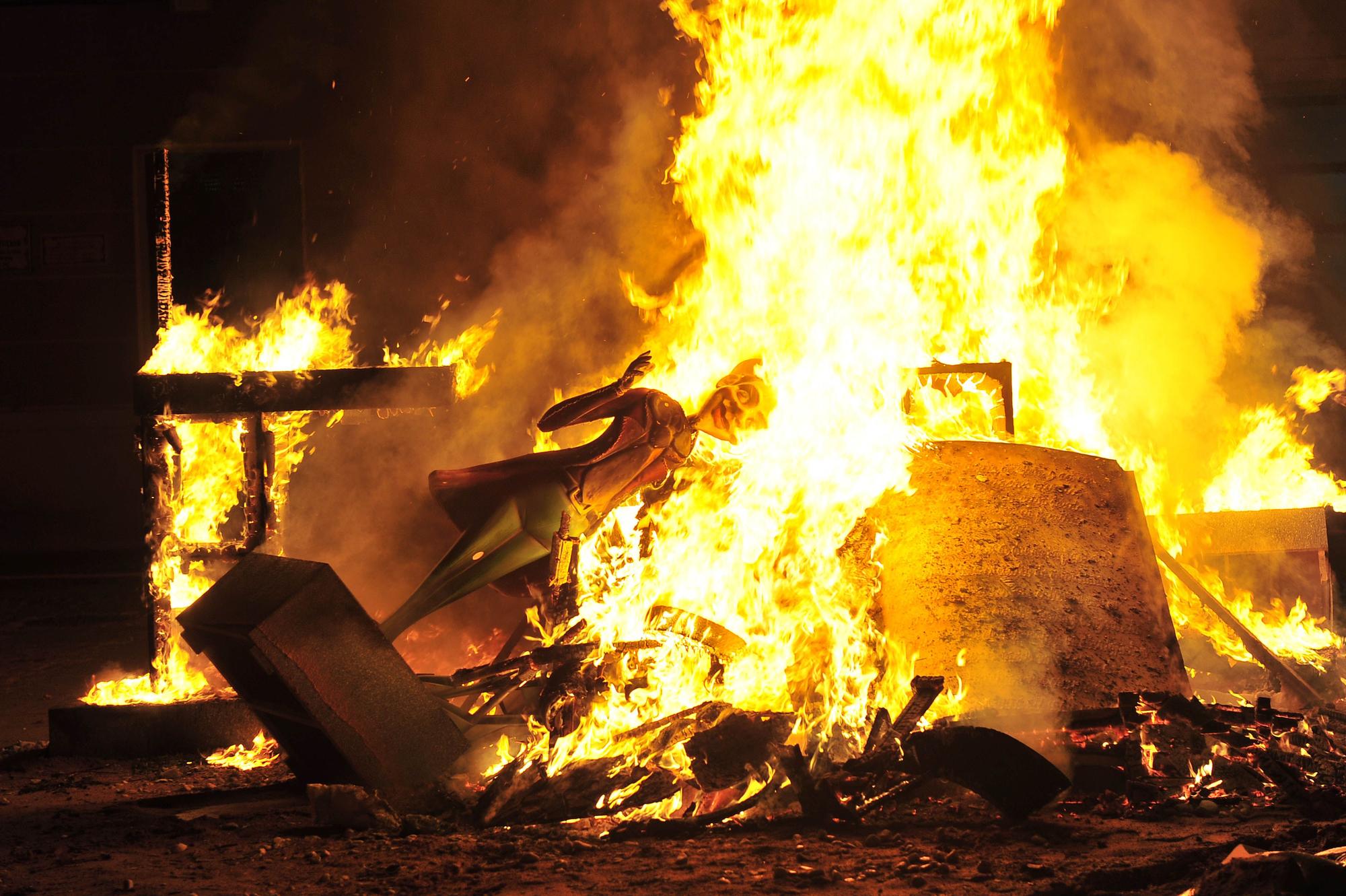 Cremà de la Falla Oficial.