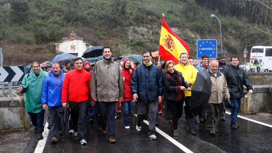 El presidente de la Diputación Provincial de Zamora, Fernando Martínez Maíllo; la alcaldesa de Zamora, Rosa Valdeón, entre otros, encabezan la Marcha Internacional Pro Autovía A-11.