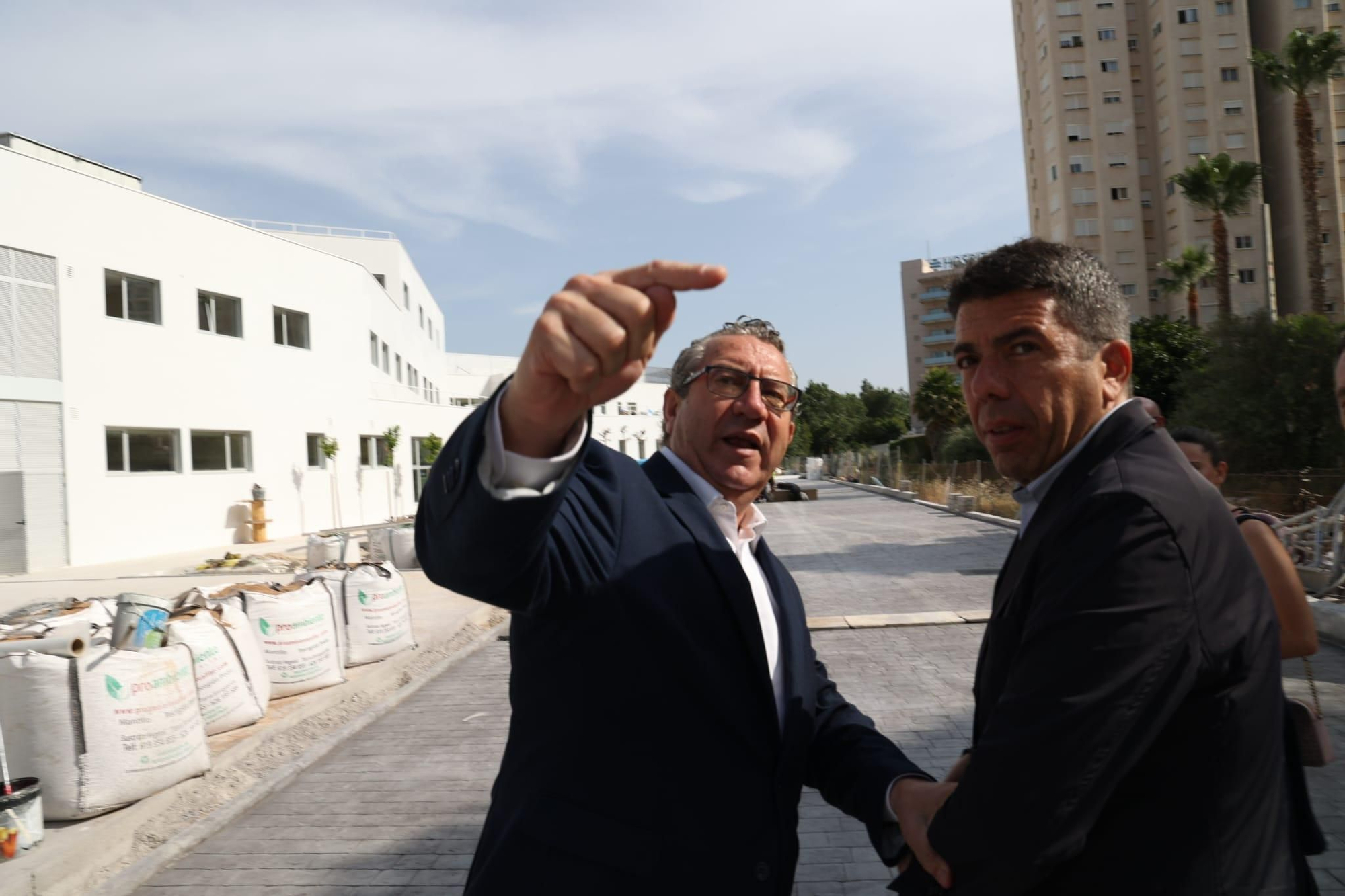 Visita de Mazón al centro de salud Rincón de Loix en Benidorm