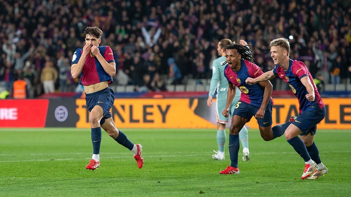 Pau Cubarsí besa el escudo del Barça tras marcar su primer gol con el primer equipo, el 2-2 al Atlético en Montjuïc.