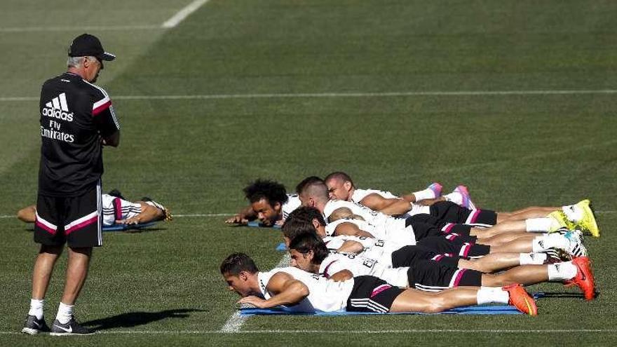 Ancelotti supervisa los ejercicios de sus jugadores.