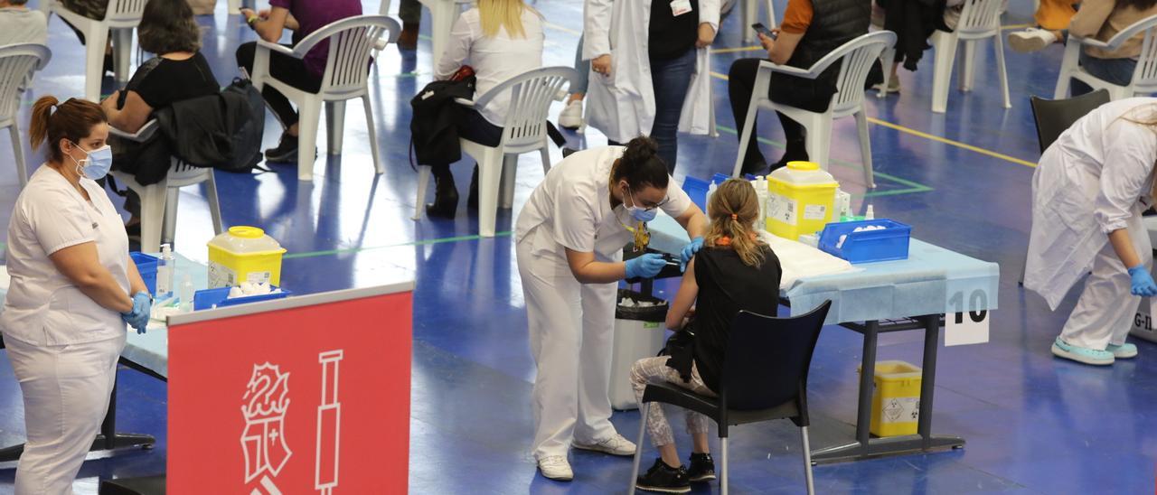 Vacunación a los miembros de la comunidad educativa este jueves en Elche.