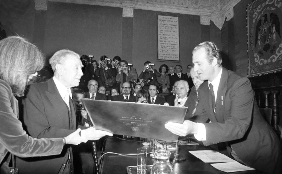 Jorge Luis Borges recibió premio Cervantes en Alcalá de Henares en 1979.