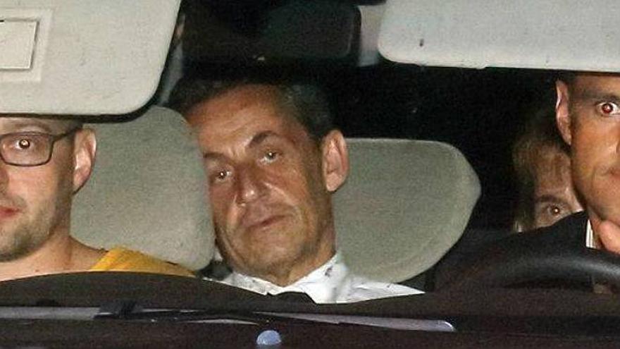 Sarkozy deja su domicilio tras reunirse durante hora y media con su abogado