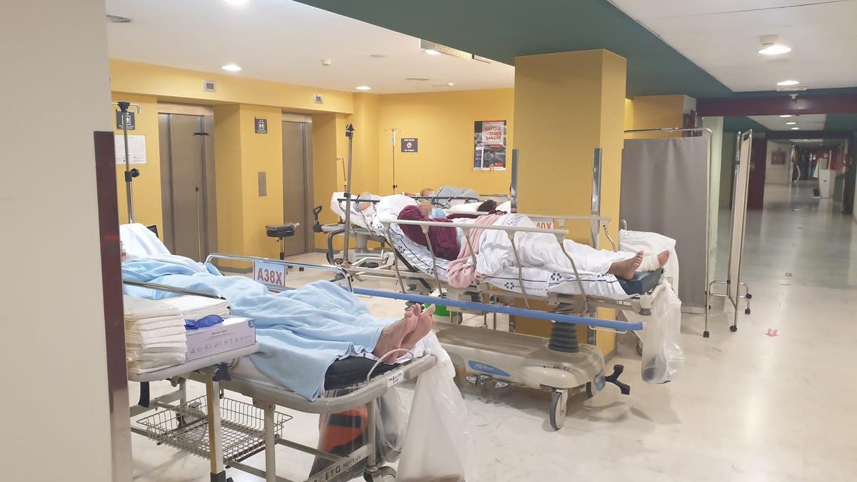 Pacientes en un pasillo de Urgencias del Hospital Insular, hace unos meses.