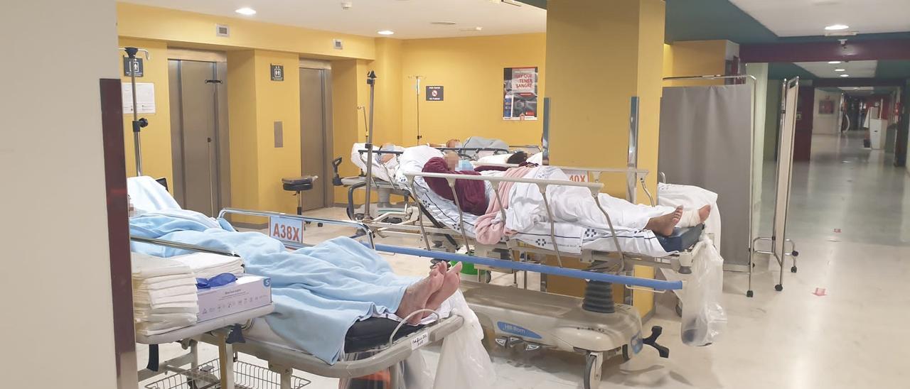 Pacientes en un pasillo de Urgencias del Hospital Insular, hace unos meses.