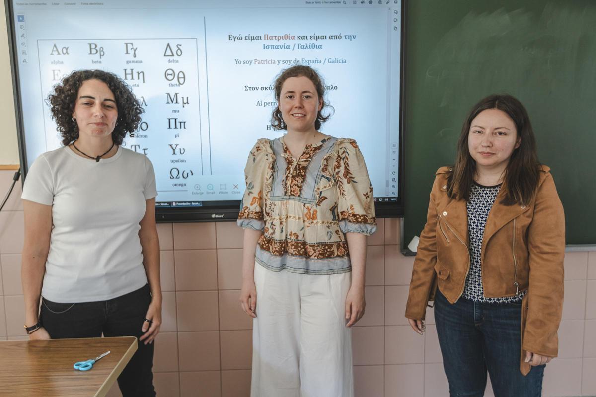 Las investigadoras Patricia Valle, Carla Míguez e Iria Souto, ayer en el Colegio Santo Ángel.