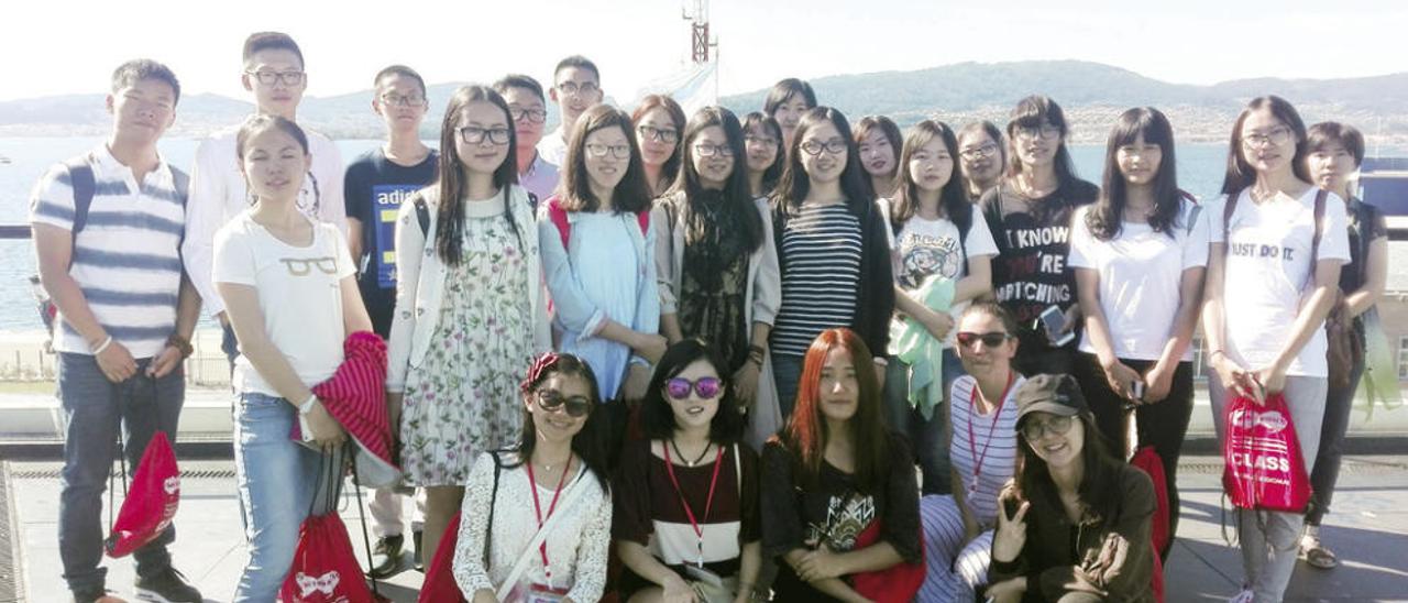 El grupo de estudiantes chinos que se hospeda estos días en Vigo. // FdV