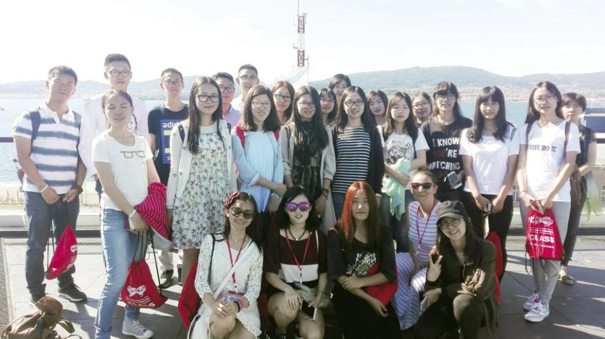 El grupo de estudiantes chinos que se hospeda estos días en Vigo. // FdV