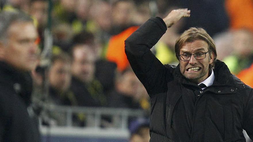 Klopp gesticula ante Mou.