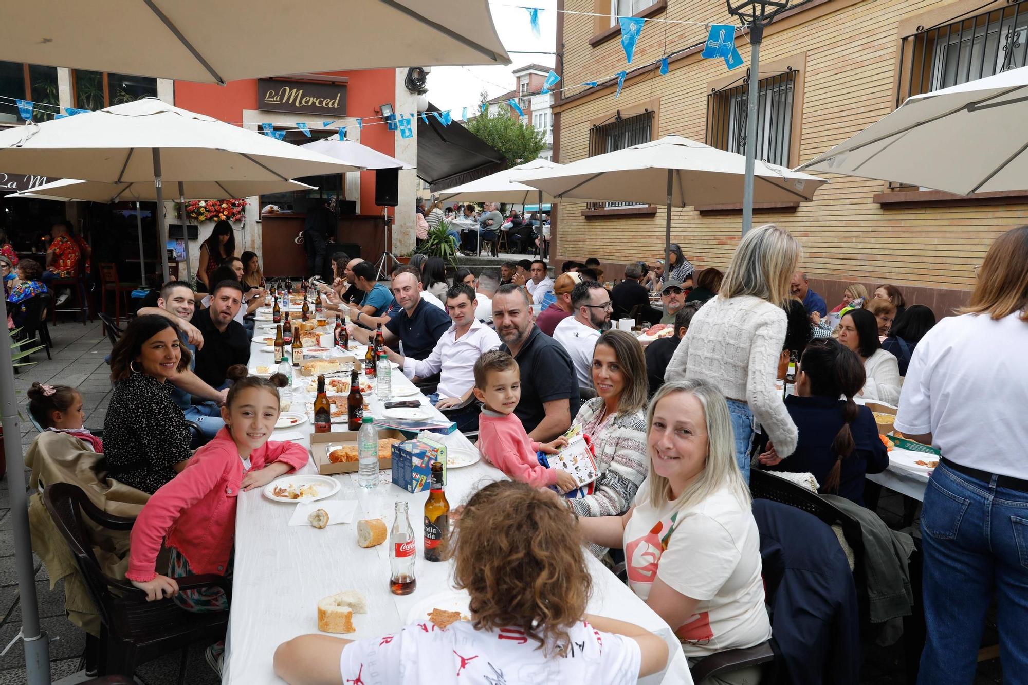 Grado abre boca para Santiago con la comida en la calle