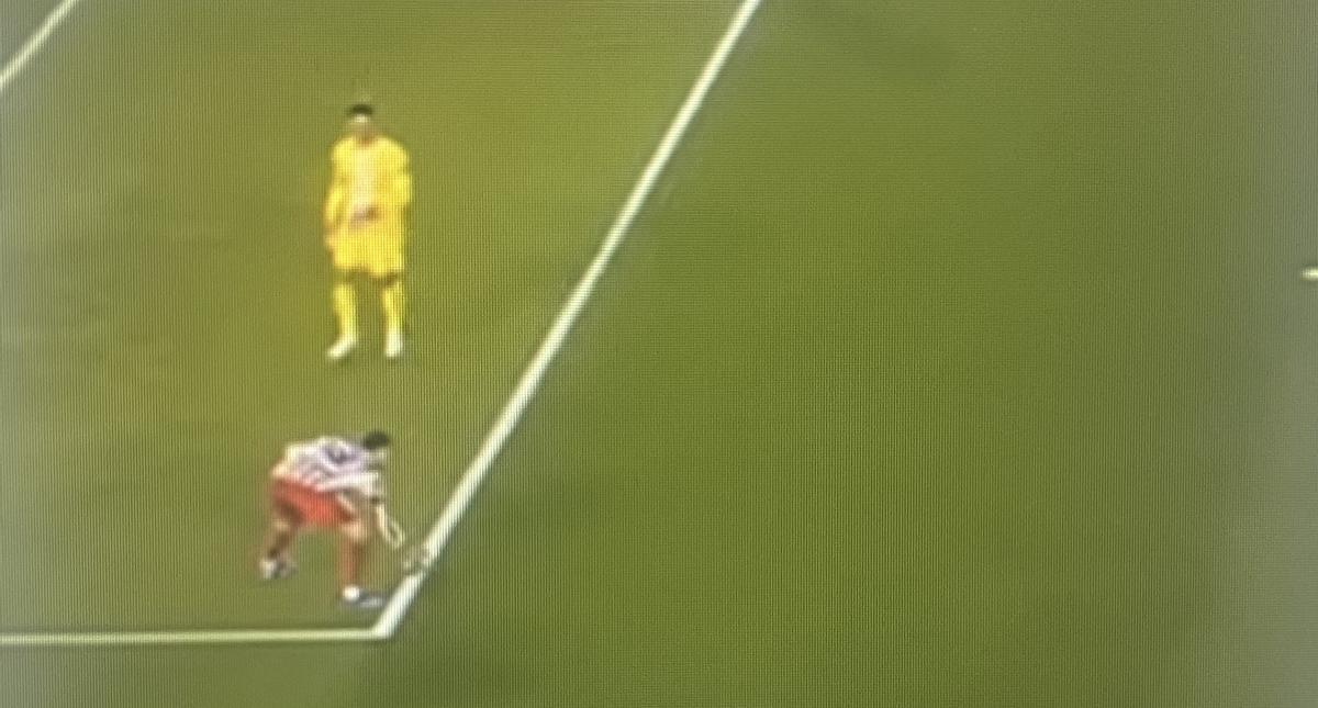 Marc Pubill paró, anoche, el saca de Juan Musso con las manos y no se señaló penalti.