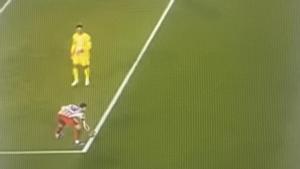 Marc Pubill paró, anoche, el saca de Juan Musso con las manos y no se señaló penalti.