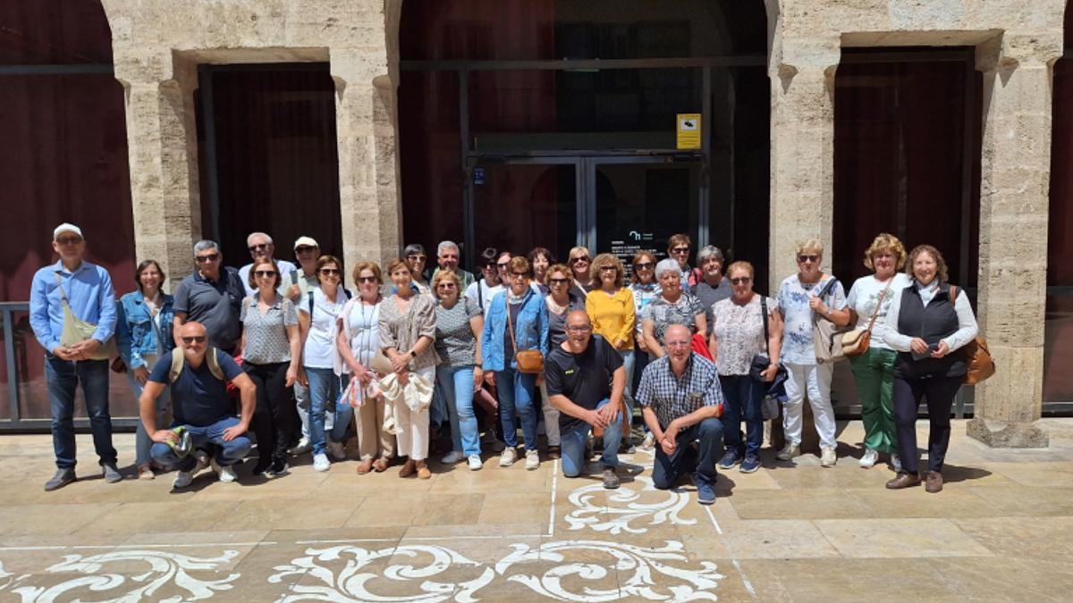 Participantes en el viaje cultural a València desde Bocairent.