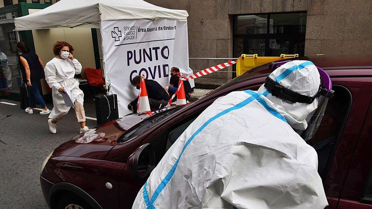 Sanitarios realizan test PCR en O Ventorrillo.