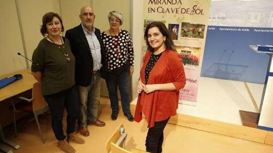 Por la izquierda, Soledad Rodríguez, Luis Menéndez, Mirta Pruneda y Yolanda Alonso, ayer, en el Ayuntamiento de Avilés.