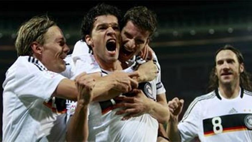 Ballack lleva a Alemania a cuartos