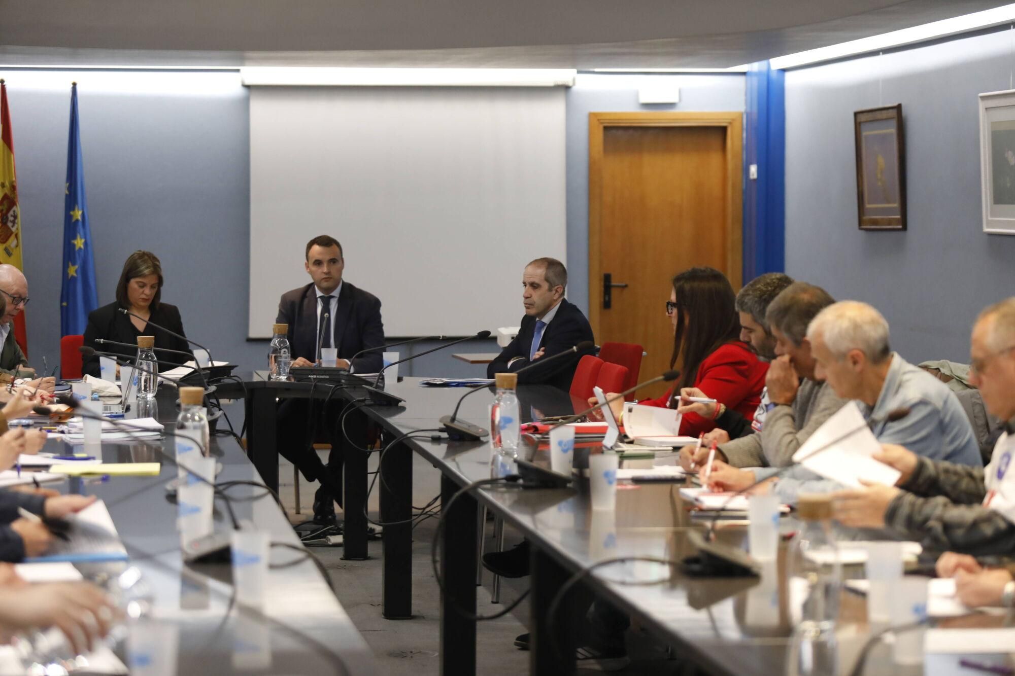 Cientos de profesores se concentran en Oviedo mientras Gobierno y sindicatos negocian.