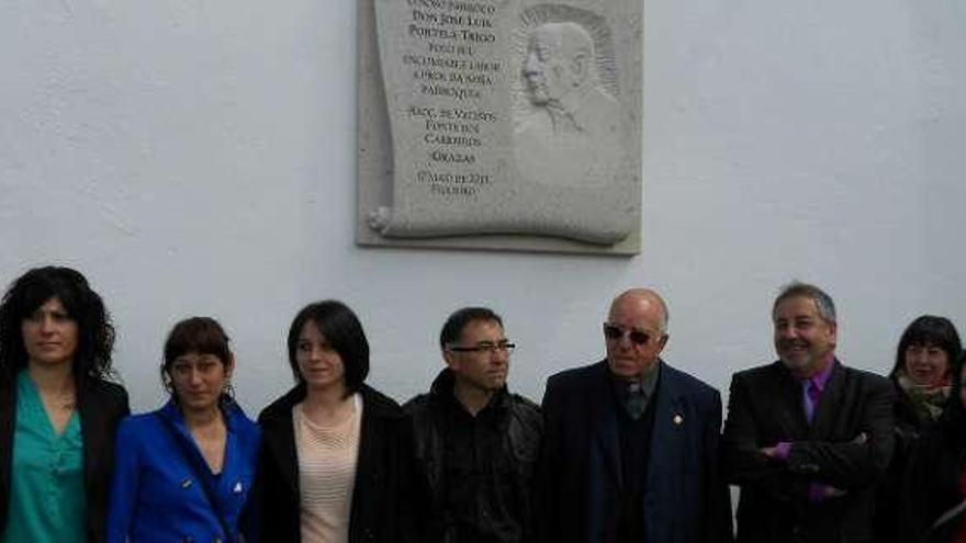 Homenajeado (3º d.) y ejecutiva vecinal, ante el pergamino en piedra.  // E. G.