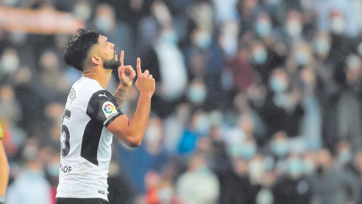 Omar Alderete con la camiseta de Alderete