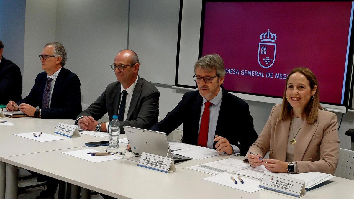 Los consejeros de Economía, Hacienda, Fondos Europeos y Transformación Digital, Luis Alberto Marín; de Educación y Formación Profesional, Víctor Marín, y de Salud, Juan José Pedreño, durante la reunión de la Mesa General de Función Pública.