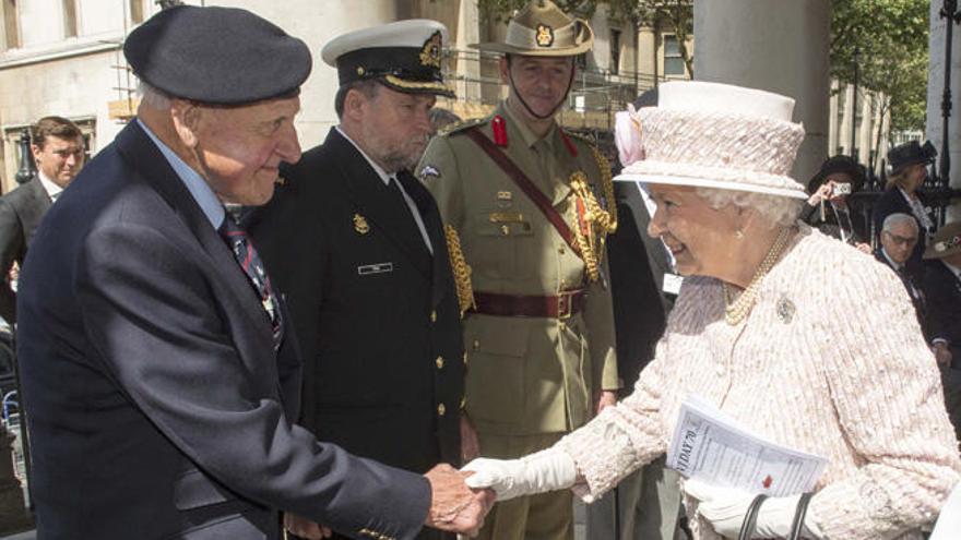 La reina Isabel II saluda a uno de los veteranos de la segunda gran guerra.