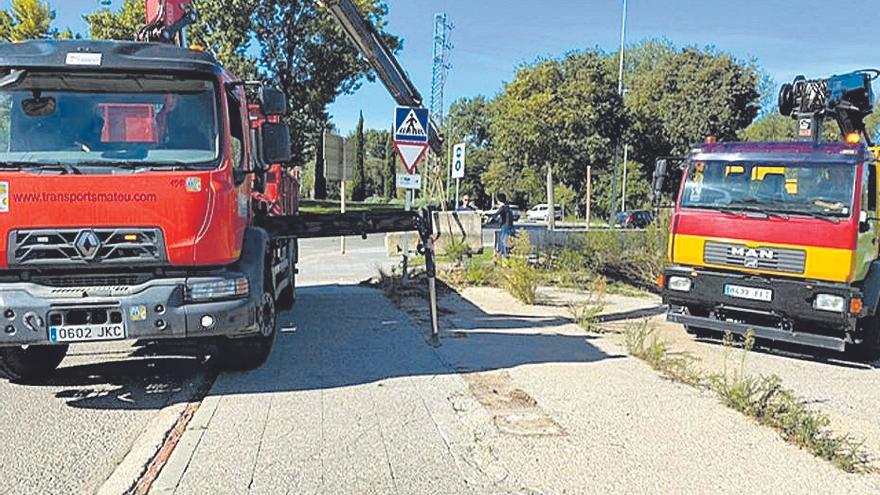 Treballadors de l&#039;Ajuntament traient els blocs de formigó